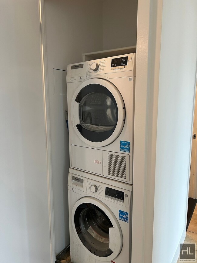 Building Photo - Beautiful Studio Apartment In Flushing! $2...