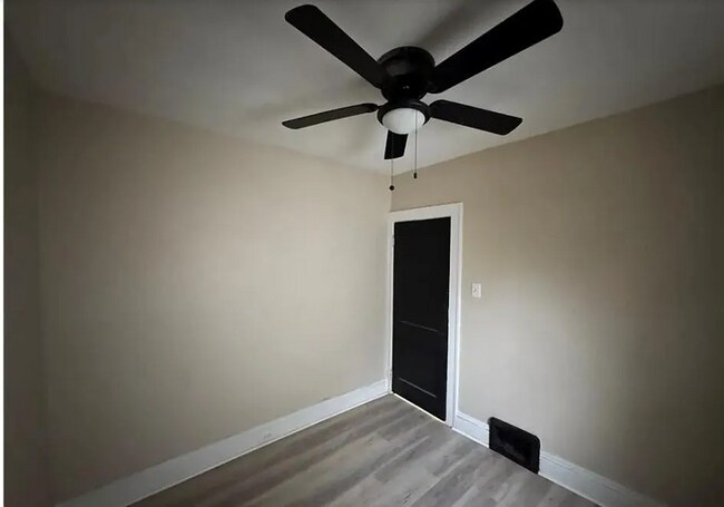 Foto del edificio - 14910 Kingsford Ave
