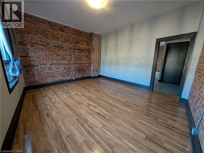 Building Photo - 473 King St W
