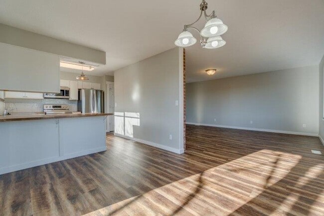 Building Photo - Updated 3 Bedroom, 1.5 Bathroom Duplex in ...
