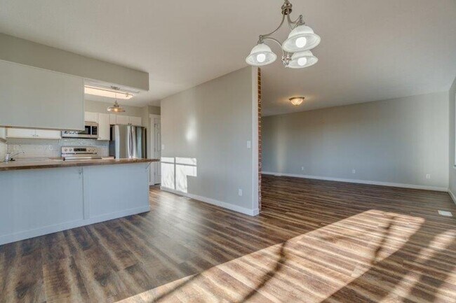 Foto del edificio - Updated 3 Bedroom, 1.5 Bathroom Duplex in ...