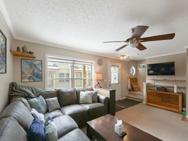 Foto del edificio - On Bus Route! 2bed/2.5 Bath, Sunny Town House!