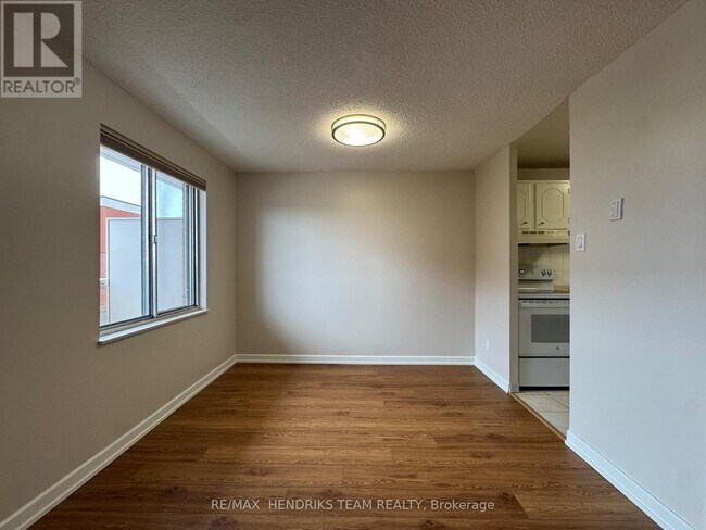 Photo du bâtiment - 610 Lake St