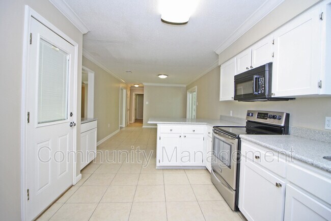 Building Photo - 836 E Versailles Dr