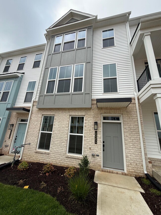 Building Photo - 15354 Oasis Sun Aly