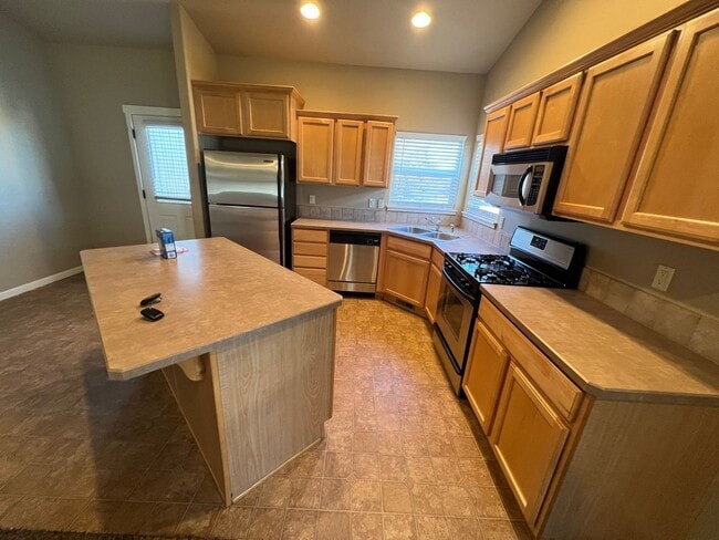 Building Photo - Single level home in NE Bend off Cooley!