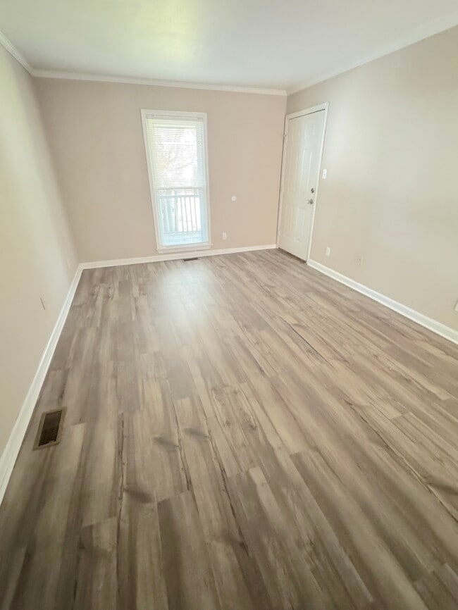 Building Photo - SPACIOUS 2 BEDROOM/1 BATH HOME IN PORTSMOUTH