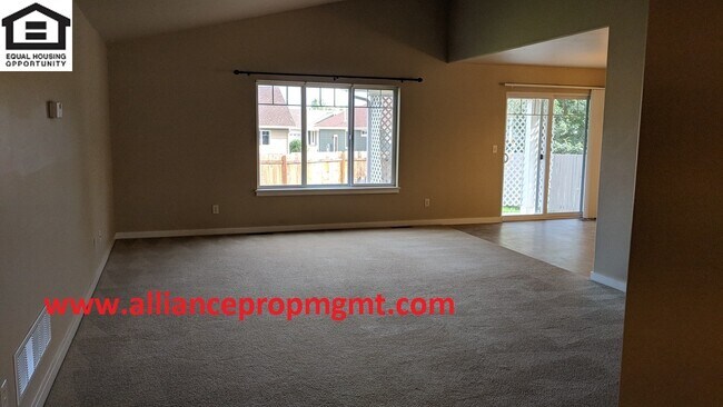 Foto del edificio - Spacious 3 bedroom house with fenced back ...