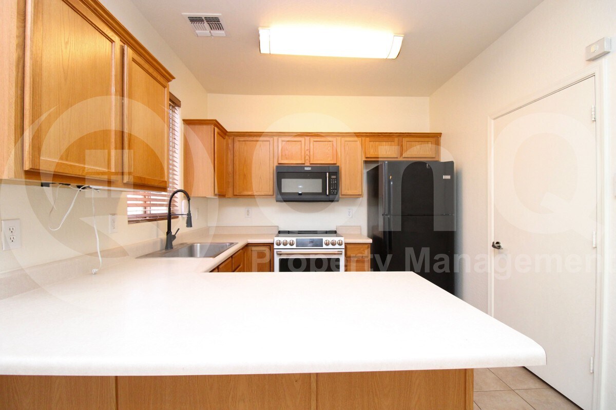 Foto principal - 2300 E Magma Rd