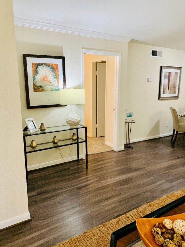 Foto del edificio - Luxury 1-Bed with Courtyards & Top Features!