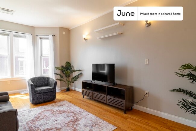 Building Photo - Private bedroom in 3 bed/1.5 bath Home