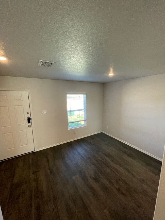 Foto del edificio - Choose Your MOVE! NEW Three Bedroom | Two ...