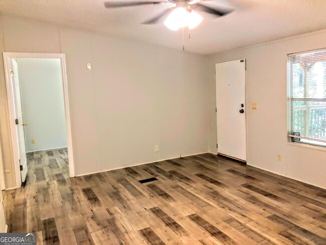 Building Photo - 584 Mountain Ridge Dr