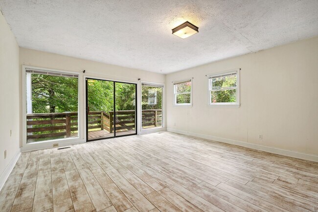 Building Photo - Charming 2 Bedroom 1 Bath Home With Home O...