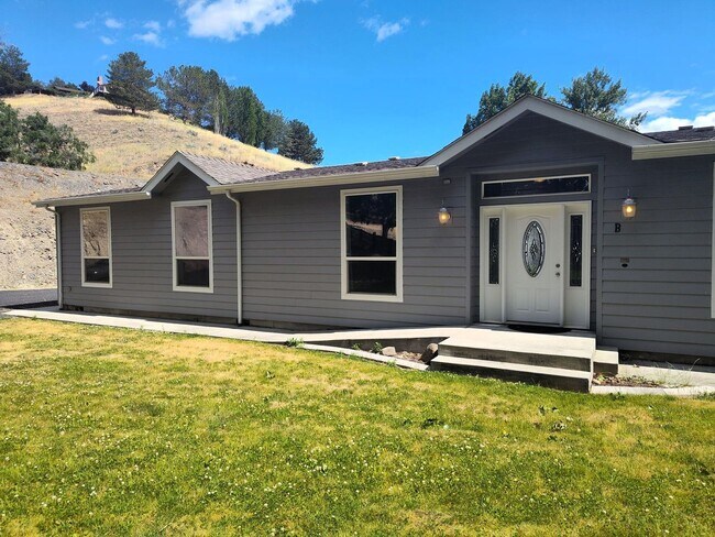 Building Photo - Spacious 3 Bed, 2 Bath Home with Shop & Stunning River Views – Clemans Addition