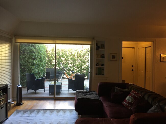 Foto del edificio - 9038 Phyllis Ave