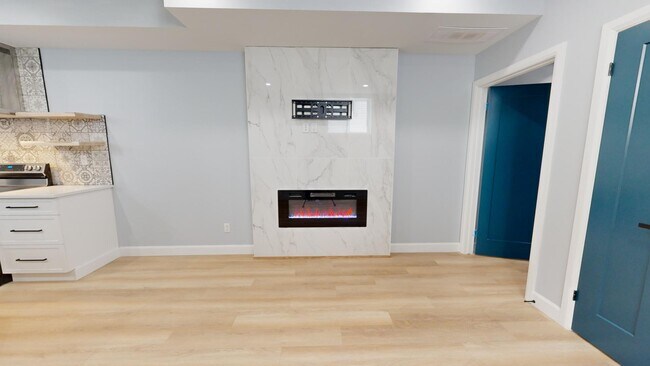 Photo du bâtiment - ULTRA MODERN ONE BEDROOM WITH SIX APPLIANCES