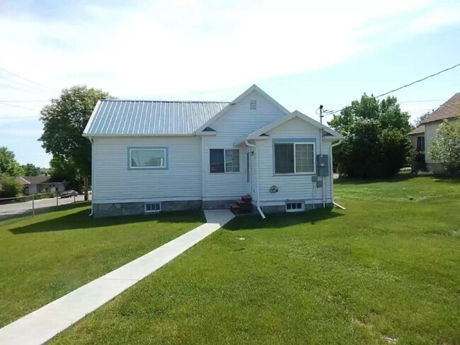 Building Photo - 151 9th Ave N