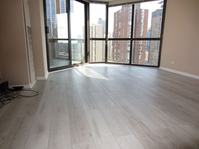 Building Photo - 33 W Delaware Pl