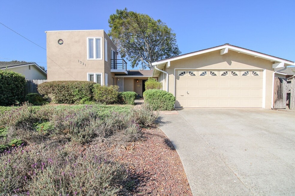 Unique Large Floor Plan for this 5 Bedroom in Laguna Lake
