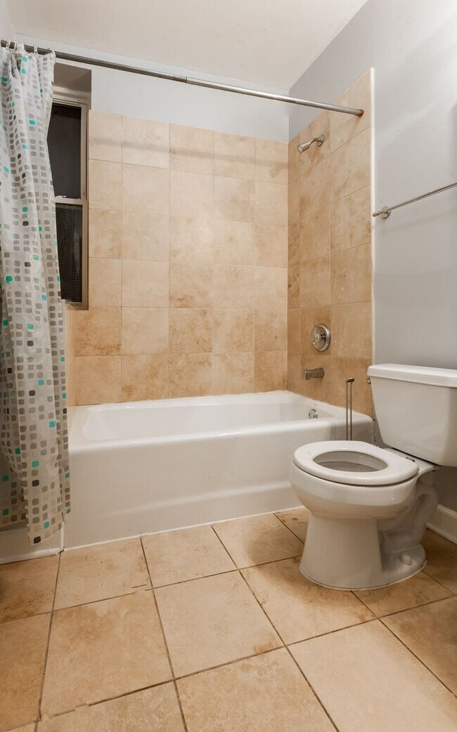 Foto del edificio - Spacious 2-Bed/2-Bath Condo with Private P...