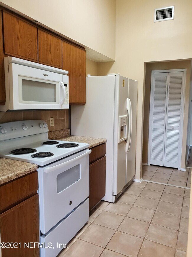 Building Photo - 9707 Villiers Dr N