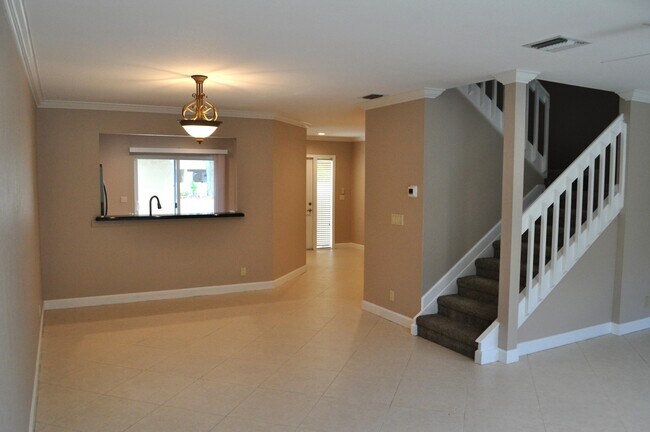 Building Photo - 1402 Maplewood Dr