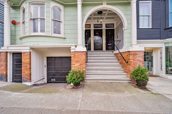 Building Photo - Offered FURNISHED or UNFURNISHED: 3 BR with Split BA flat in Presidio Heights