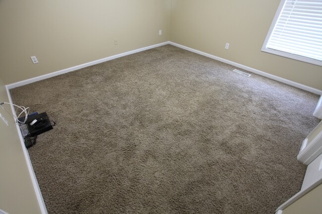 Building Photo - 3bed/3bath Donahue Crossing Condominiums A...