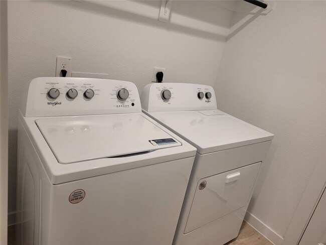 Foto del edificio - 4947 Oakwood Dr