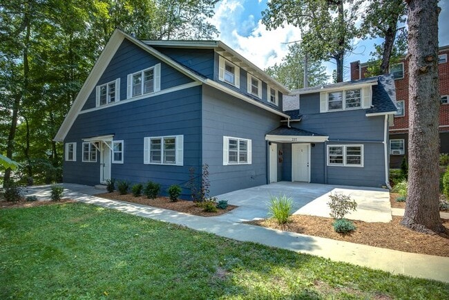 Building Photo - 237 Queen St