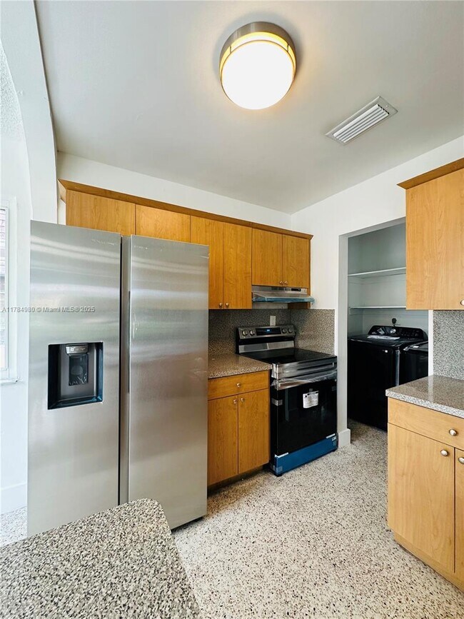 Foto del edificio - 912 NW 24th Ct