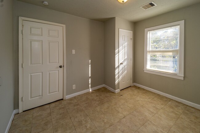 Foto del edificio - Cozy and Affordable 2 Bedroom Garage Apt in 77705!