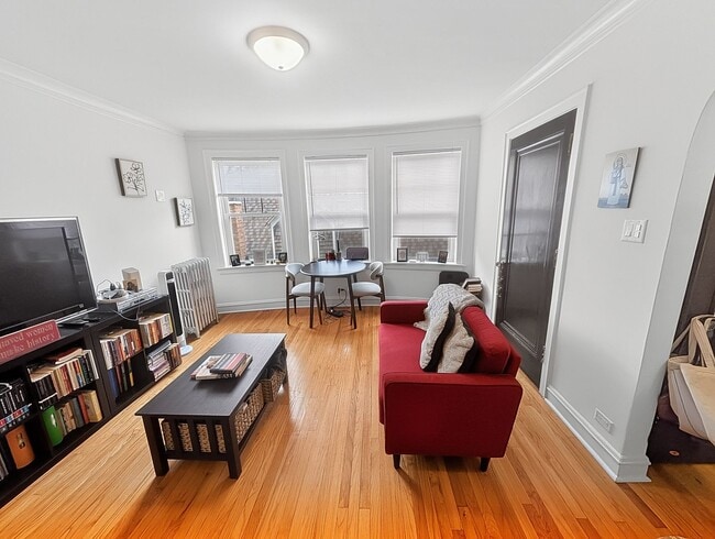 Building Photo - Spacious 1 BR - New Renovation Near the Lake on Quiet Block!