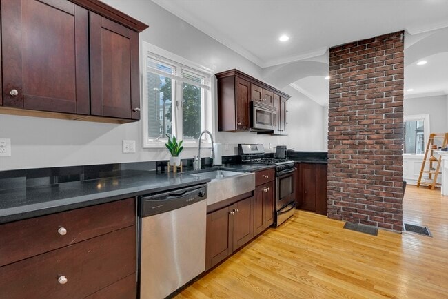 Building Photo - 681 E 8th St