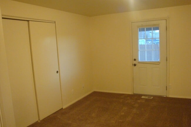 Foto del edificio - 2 Bed Duplex with Fenced Yard, Covered Patio & Water Included