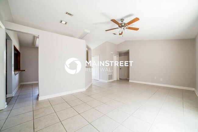Building Photo - 3 Bedroom Pet-Friendly Home in Deltona, FL...