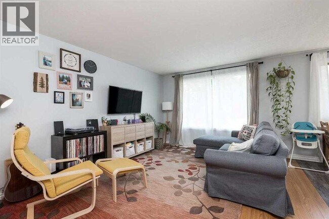 Photo du bâtiment - 93 Simon Fraser Blvd W