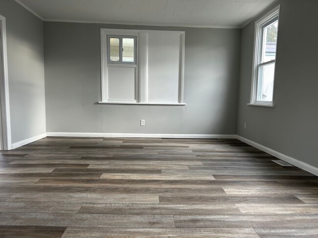 Building Photo - NEWLY Renovated 5 Bedroom, 2 Bathroom Hous...