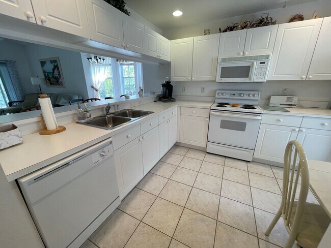Foto del edificio - 3483 Lake Shore Dr. #323 - John