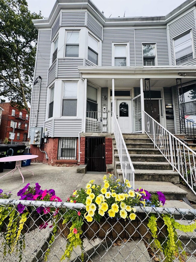 Building Photo - 33 Arlington Ave