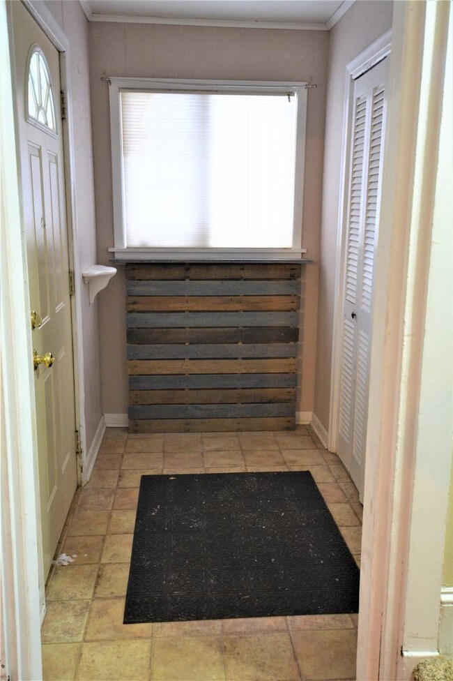 Building Photo - Great 3 Bedroom Home With Private Backyard