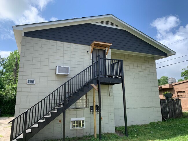 Front facade - 881 Violet St