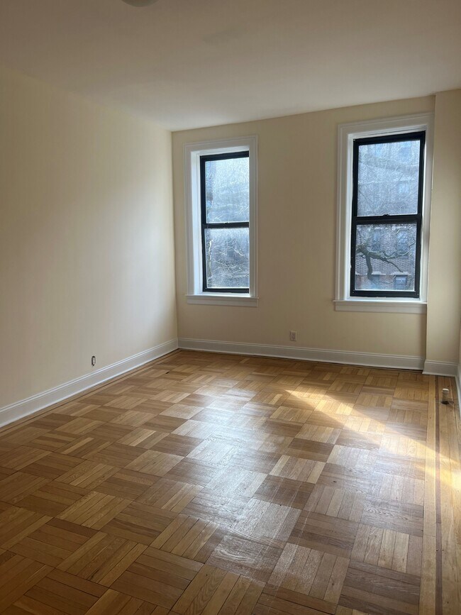 Foto del edificio - 7410 Ridge Blvd