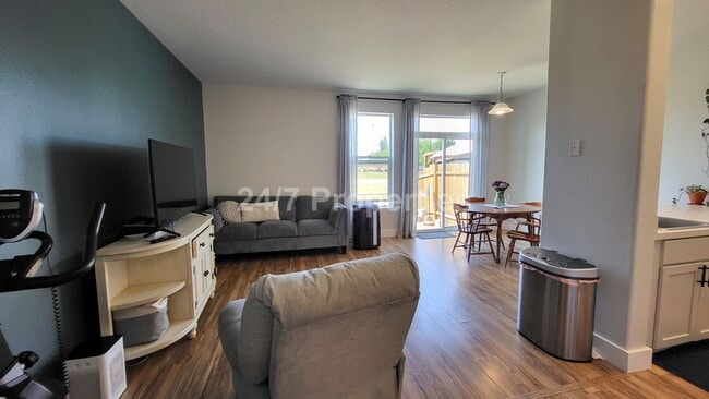 Building Photo - Stylish and Modern 3 BD | 2.5 BA Home - Mo...