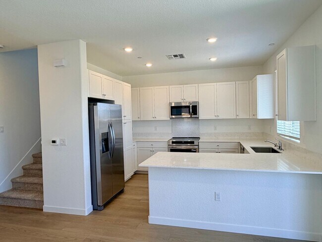 Foto del edificio - **Welcome to this beautifully designed 4-bedroom, 3-bathroom home offering modern living space.**