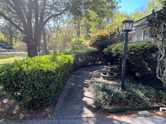 Building Photo - Updated Old Woodlands Plantation Home with Fenced Yard