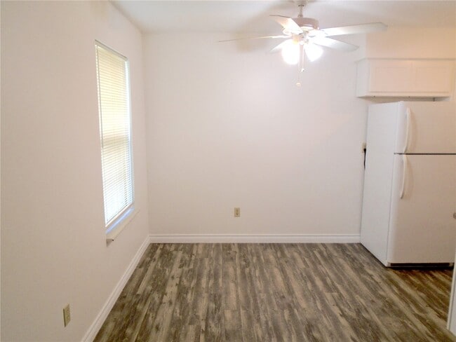 Building Photo - 1002 Apache Dr