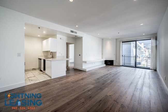 Building Photo - 8811-8815 Burton Way