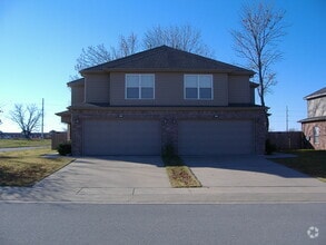 Building Photo - 898 Oakwood Ct